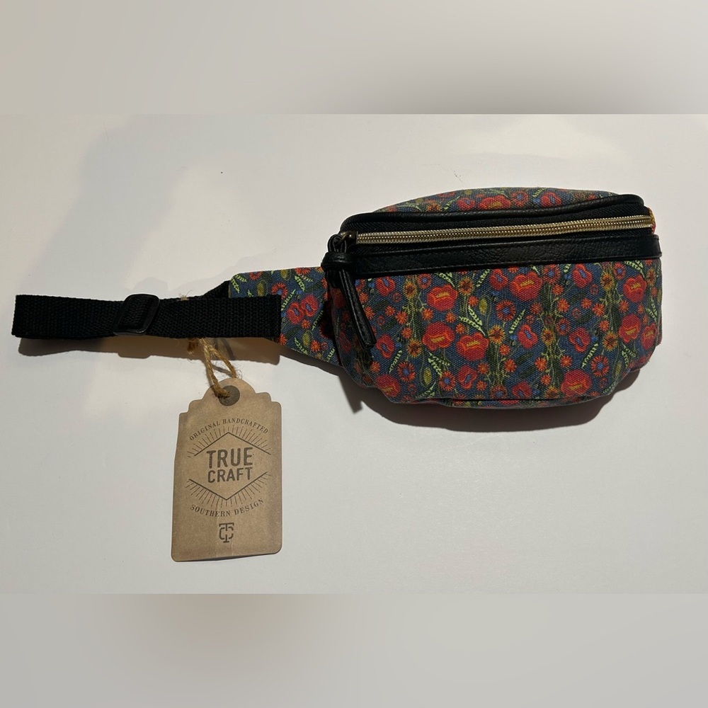 True Craft Ditsy Floral Crossbody Bag‎
